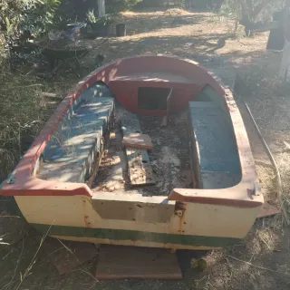 Bote de pesca blanco y rojo