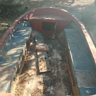 Bote de pesca blanco y rojo