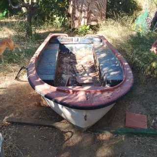 Bote de pesca blanco y rojo
