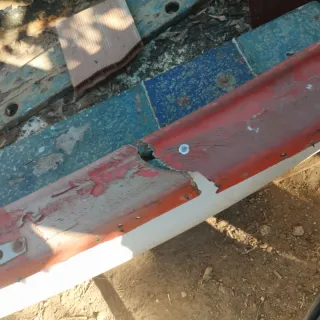 Bote de pesca blanco y rojo