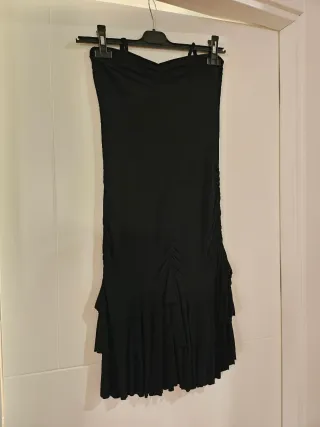 Vestido negro palabra de honor con volante en capa