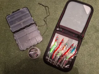 Pack pesca: 5 señuelos,caja y sedal 0.23mm