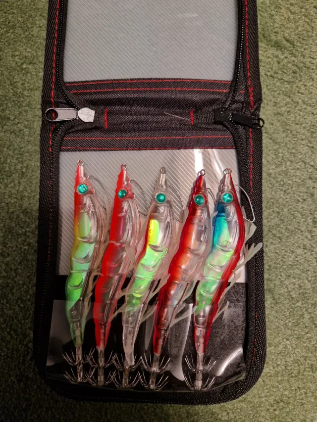 Pack pesca: 5 señuelos,caja y sedal 0.23mm