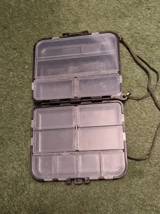 Pack pesca: 5 señuelos,caja y sedal 0.23mm