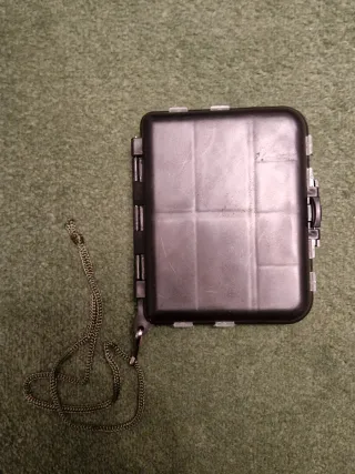Pack pesca: 5 señuelos,caja y sedal 0.23mm