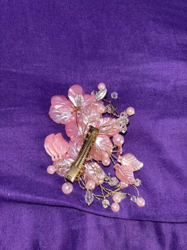 Accesorio pelo dorado con pedrería