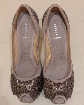 REBECA SANVER Peep Toe Piel Beige/Oro