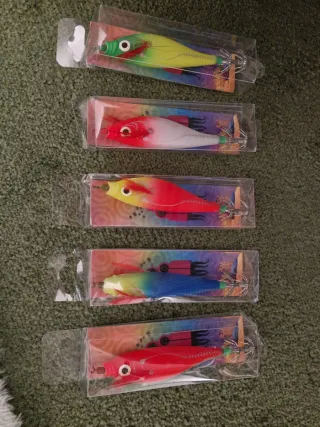 Pack pesca 5 señuelos,caja y sedal.