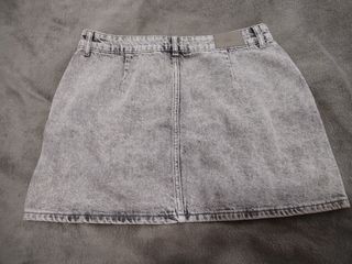 Falda vaquera gris con tachuelas