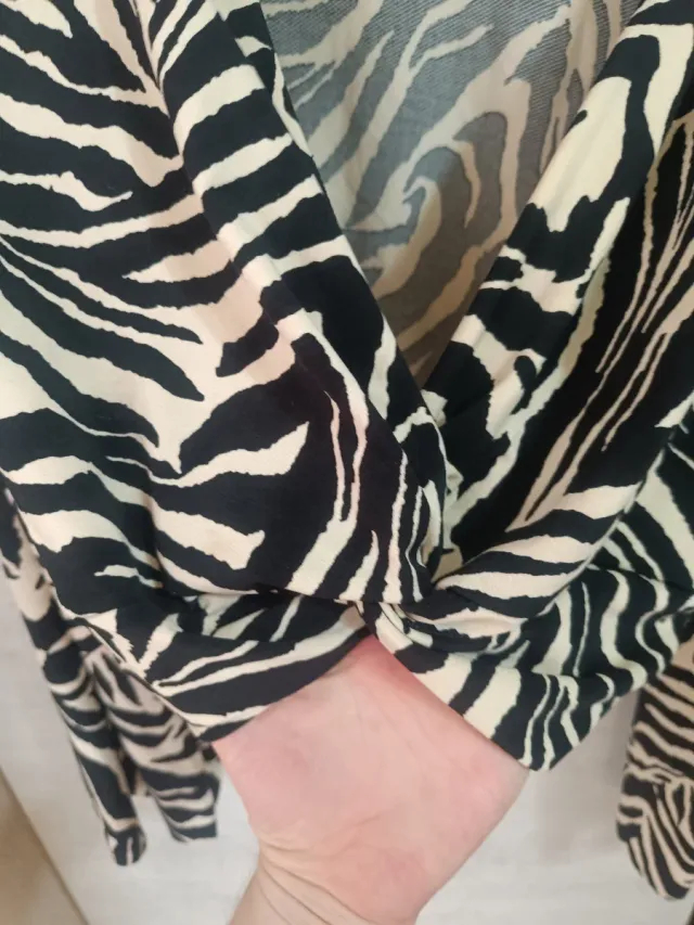 Blusa corta cebra escote cruzado