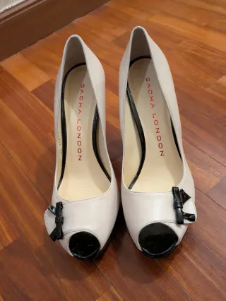 Peep toes Sacha London piel beige y negro