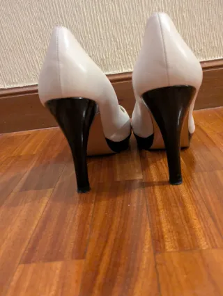 Peep toes Sacha London piel beige y negro