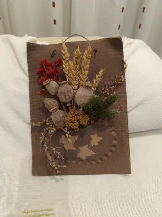 Adorno rústico de pared con flores secas. Cerámica