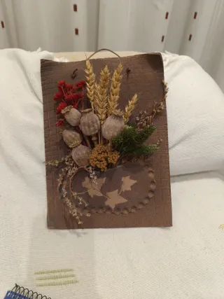 Adorno rústico de pared con flores secas. Cerámica