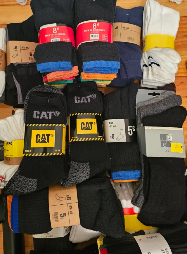 Lotes de calcetines nuevos de diversas marcas.