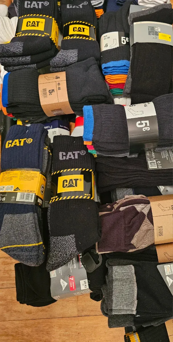 Lotes de calcetines nuevos de diversas marcas.