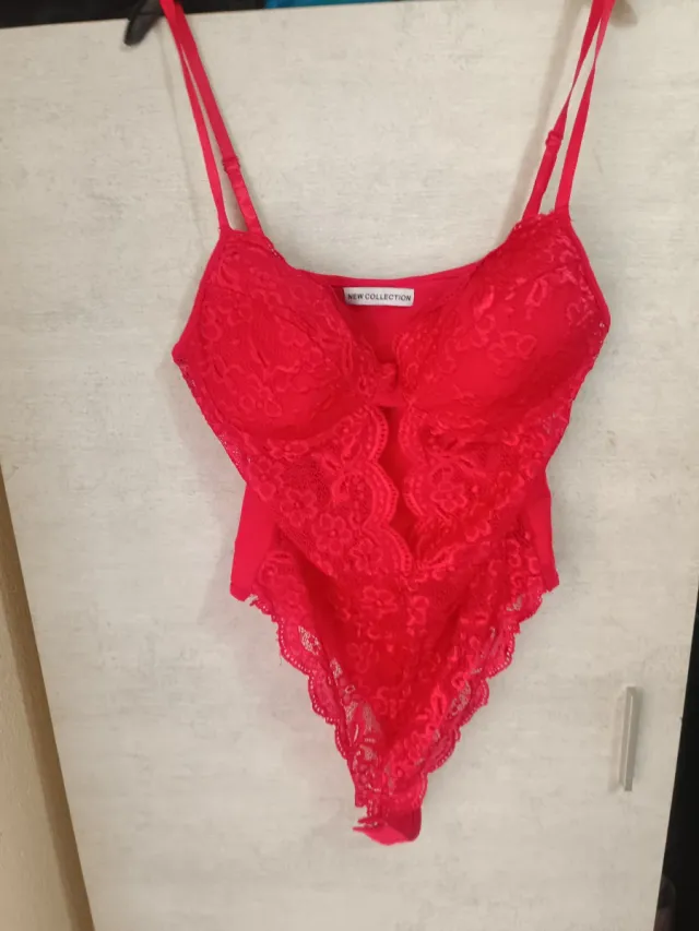 Body de encaje rojo.