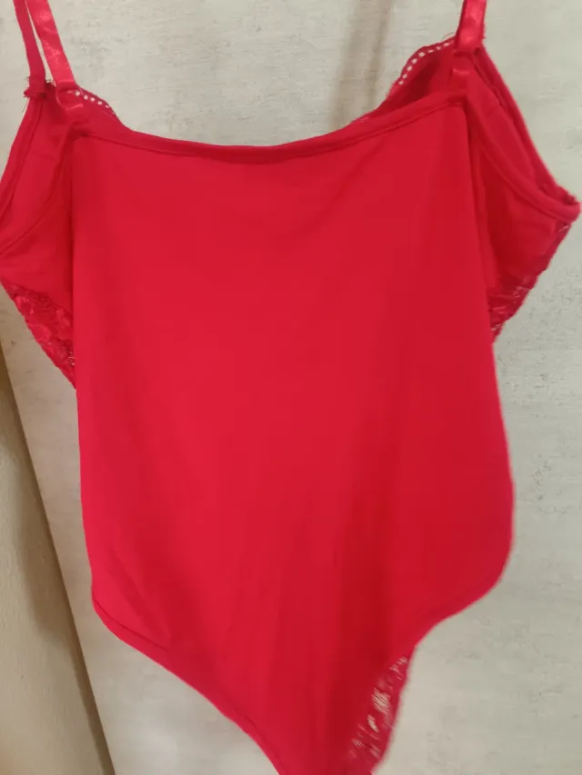 Body de encaje rojo.