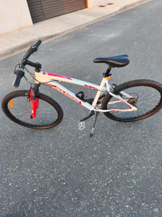 Bicicleta MTB Rockrider Blanca y Roja
