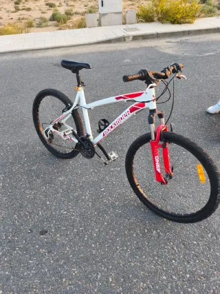 Bicicleta MTB Rockrider Blanca y Roja