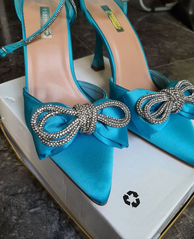 Zapatos de tacón Primark azules con pedrería