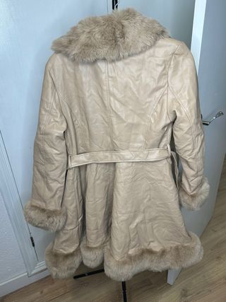 Abrigo elegante con pelo sintético