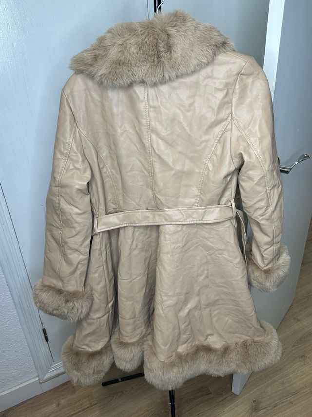 Abrigo elegante con pelo sintético