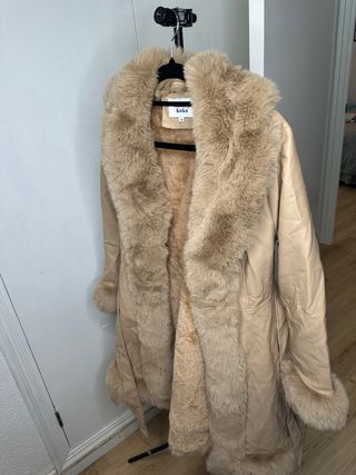 Abrigo elegante con pelo sintético