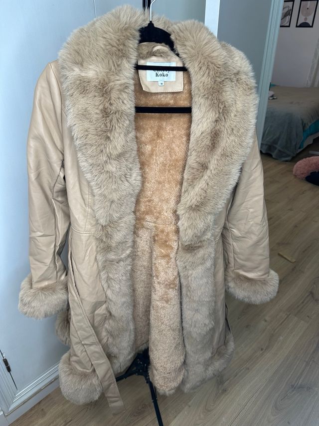 Abrigo elegante con pelo sintético