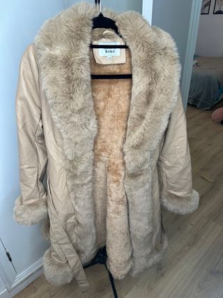 Abrigo elegante con pelo sintético