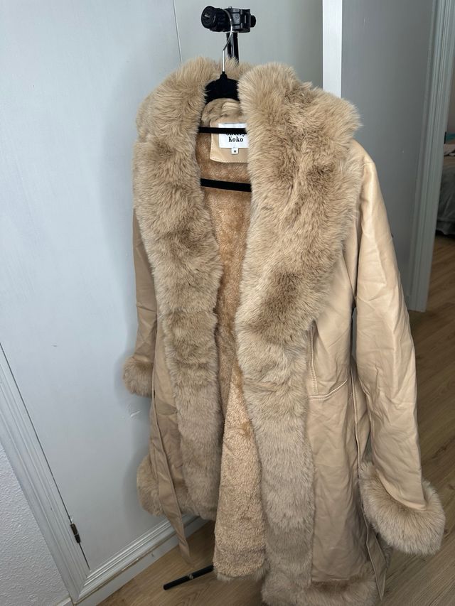 Abrigo elegante con pelo sintético