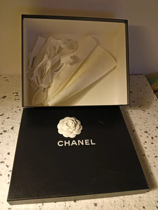 Caja Chanel Negra y Blanca Vacía