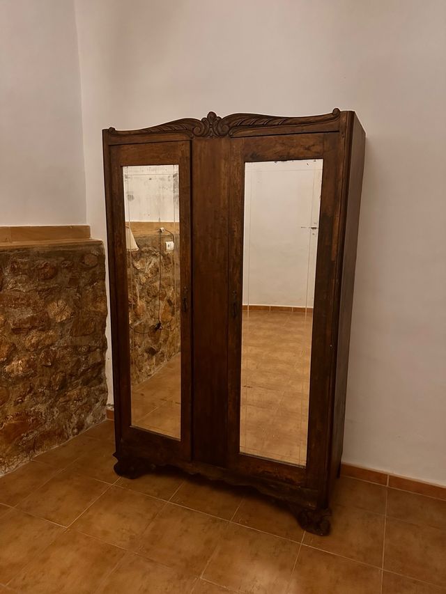Armario de madera con espejos