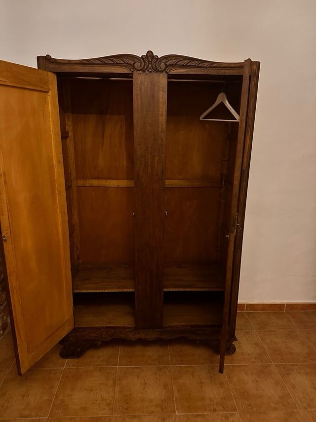 Armario de madera con espejos