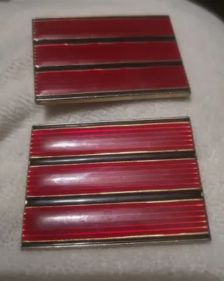Galón militar rojo y dorado