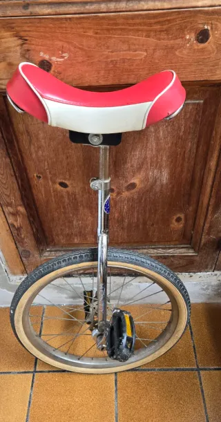 Monociclo Monty con asiento de piel rojo