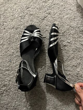 Zapatos de tacón negros y plateados