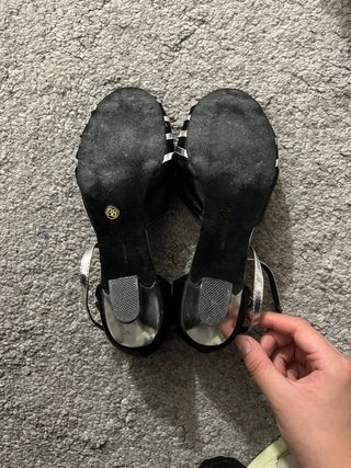 Zapatos de tacón negros y plateados