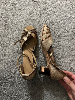 Zapatos dorados de tacón