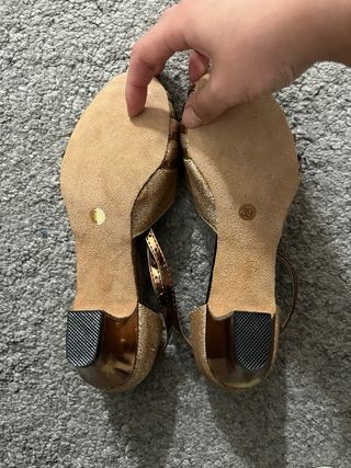 Zapatos dorados de tacón