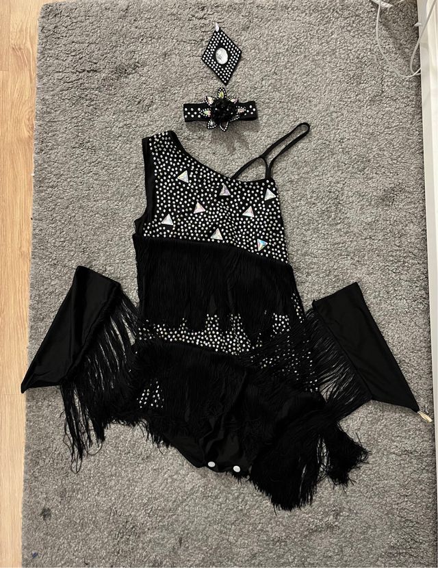 Vestido de baile con flecos y pedrería