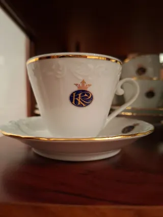 Vitrina madera y cristal con vajilla.