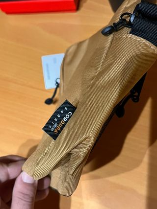 Bandolera Stwssy Marrón y Negra