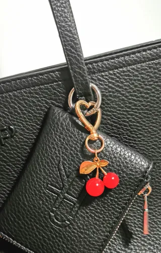 Colgante para bolso cereza oro y rojo