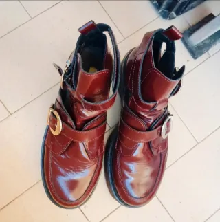 Botines burdeos con hebillas plateadas.