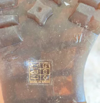 Botines burdeos con hebillas plateadas.