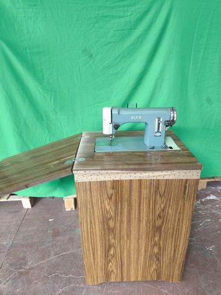 Máquina de coser Alfa con mueble
