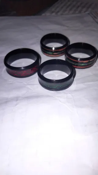 Set 4 anelli neri con inserti colorati