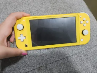 Nintendo Switch Lite giallo.

Include giochi.