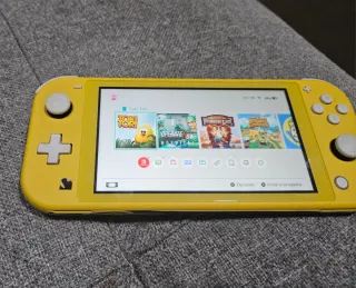 Nintendo Switch Lite giallo.

Include giochi.